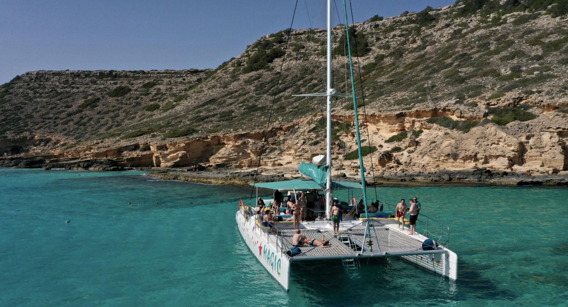 Creuers amb catamarà a la Badia de Palma amb un plus d'exclusivitat