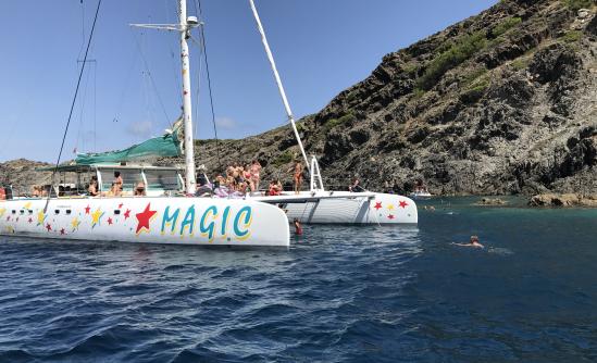 Creuers en catamarà al Cap Norfeu